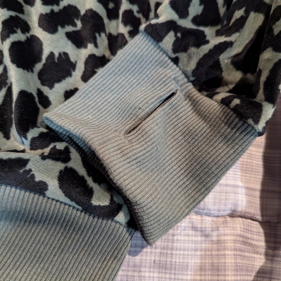 Lularoe M Cozy Velour Bethany Zip-up - Picture 3 of 4